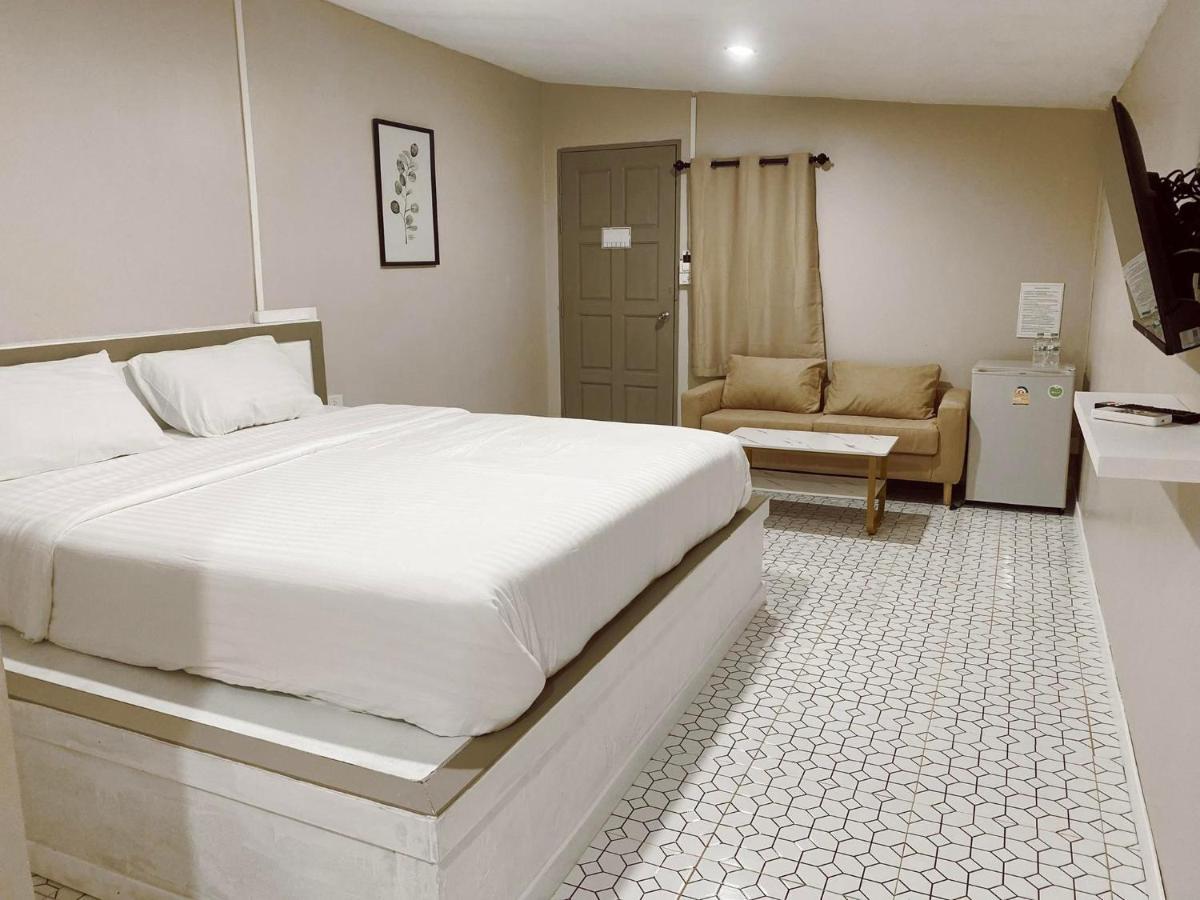 Bed and Breakfast Juni House Chumphon Esterno foto