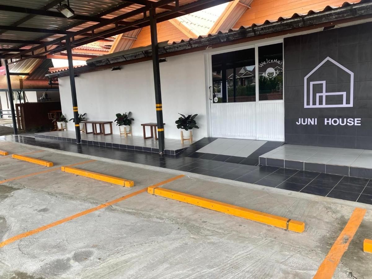 Bed and Breakfast Juni House Chumphon Esterno foto