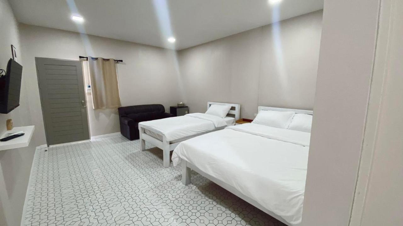 Bed and Breakfast Juni House Chumphon Esterno foto