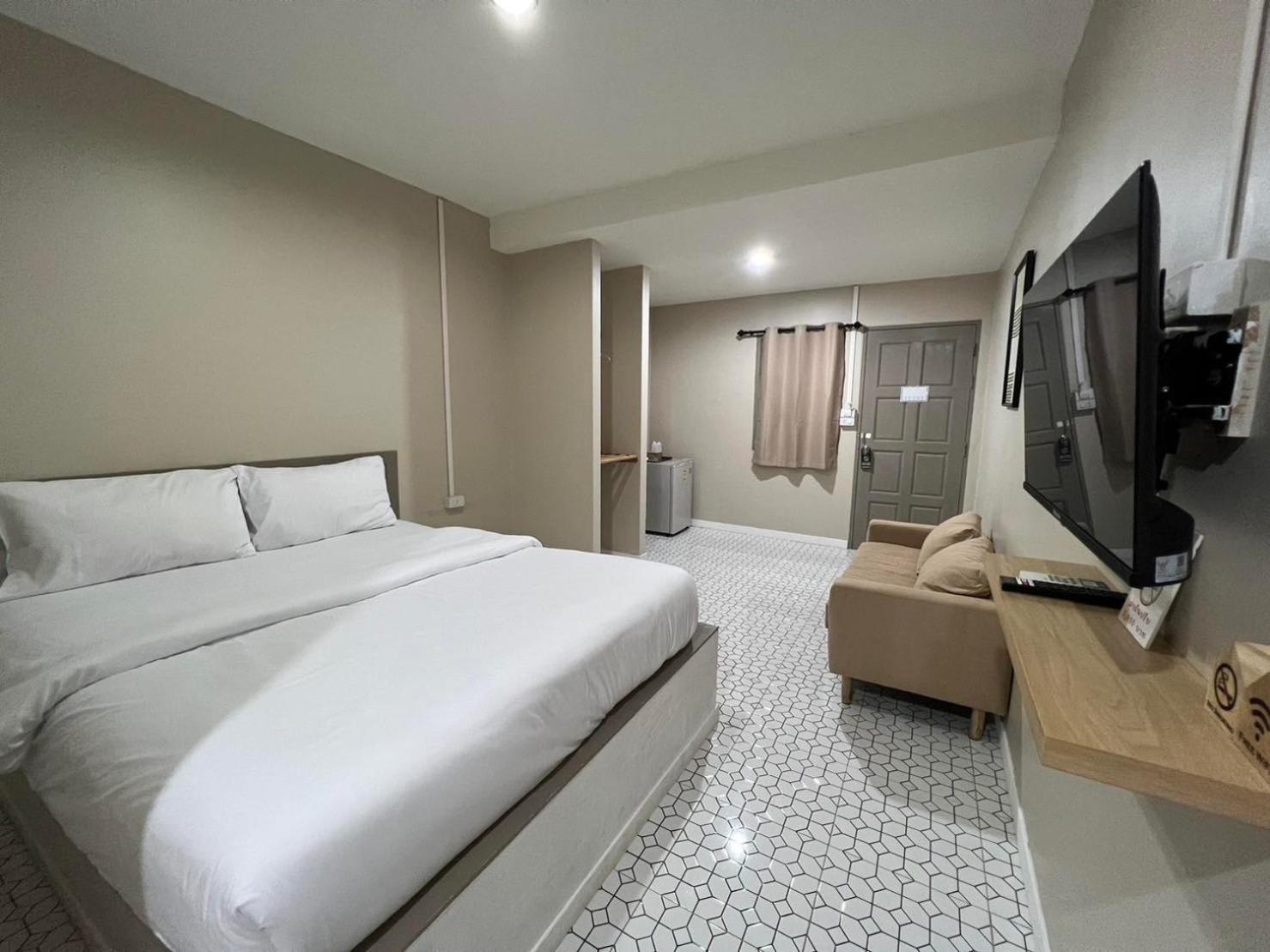 Bed and Breakfast Juni House Chumphon Esterno foto