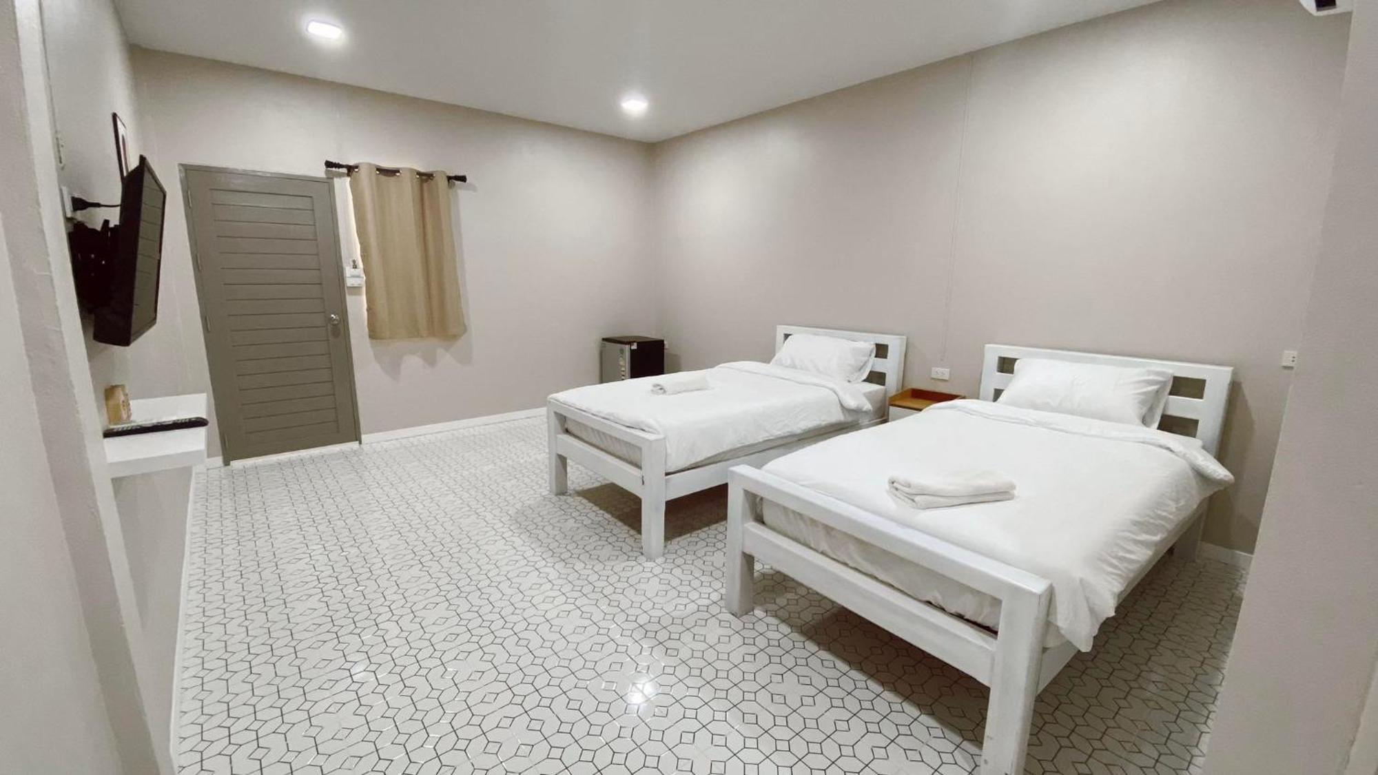 Bed and Breakfast Juni House Chumphon Esterno foto