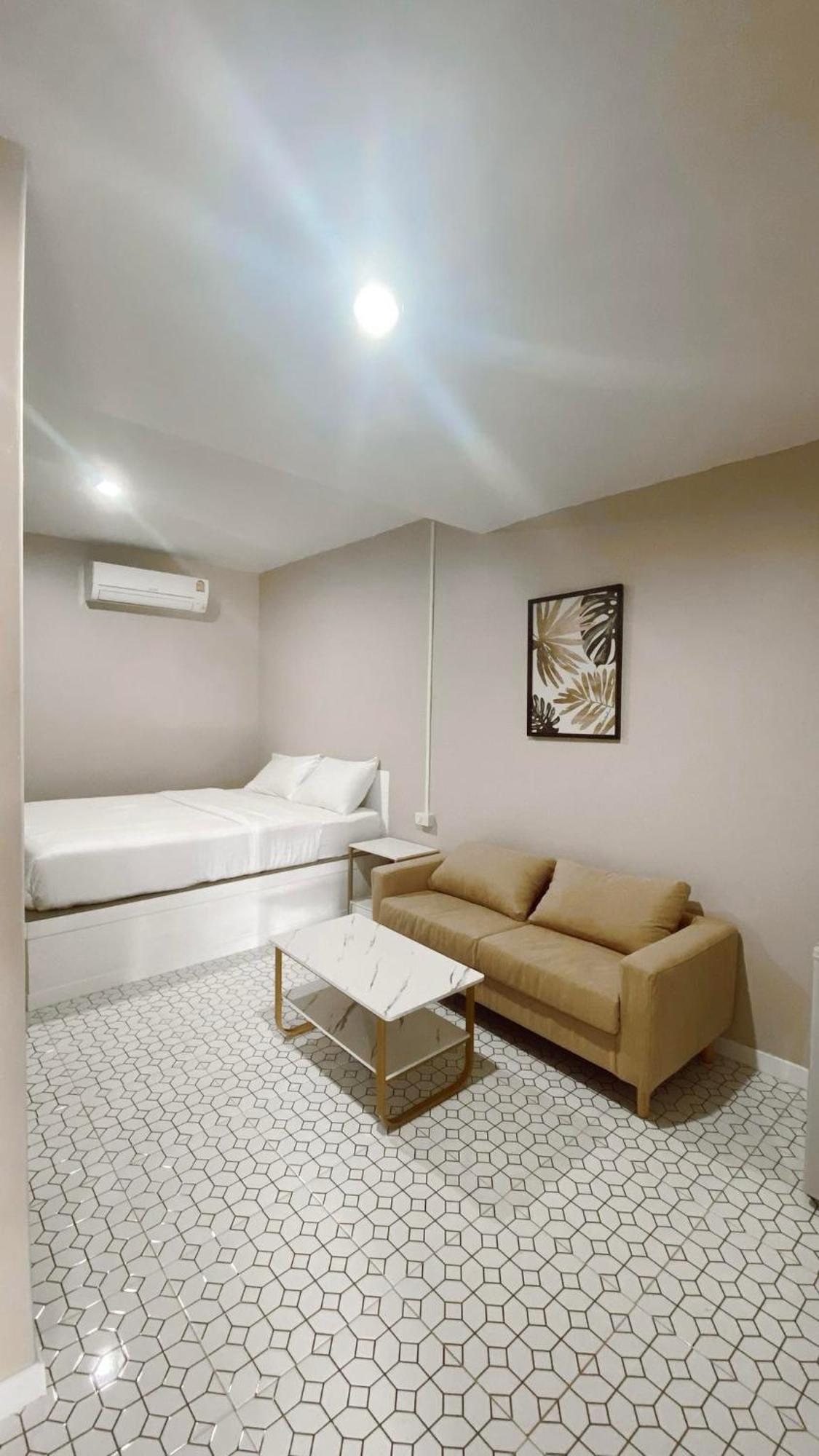 Bed and Breakfast Juni House Chumphon Esterno foto