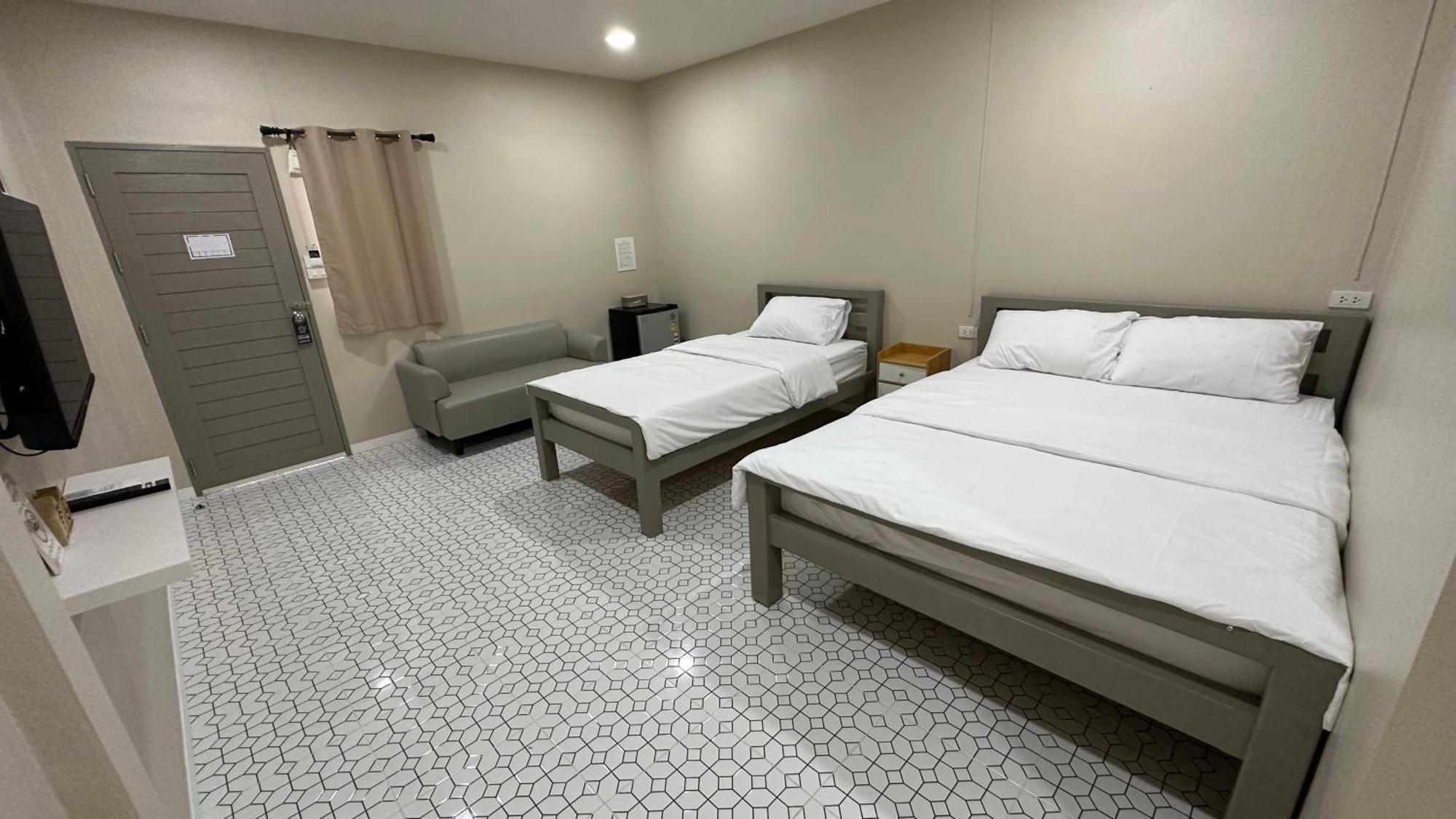 Bed and Breakfast Juni House Chumphon Esterno foto