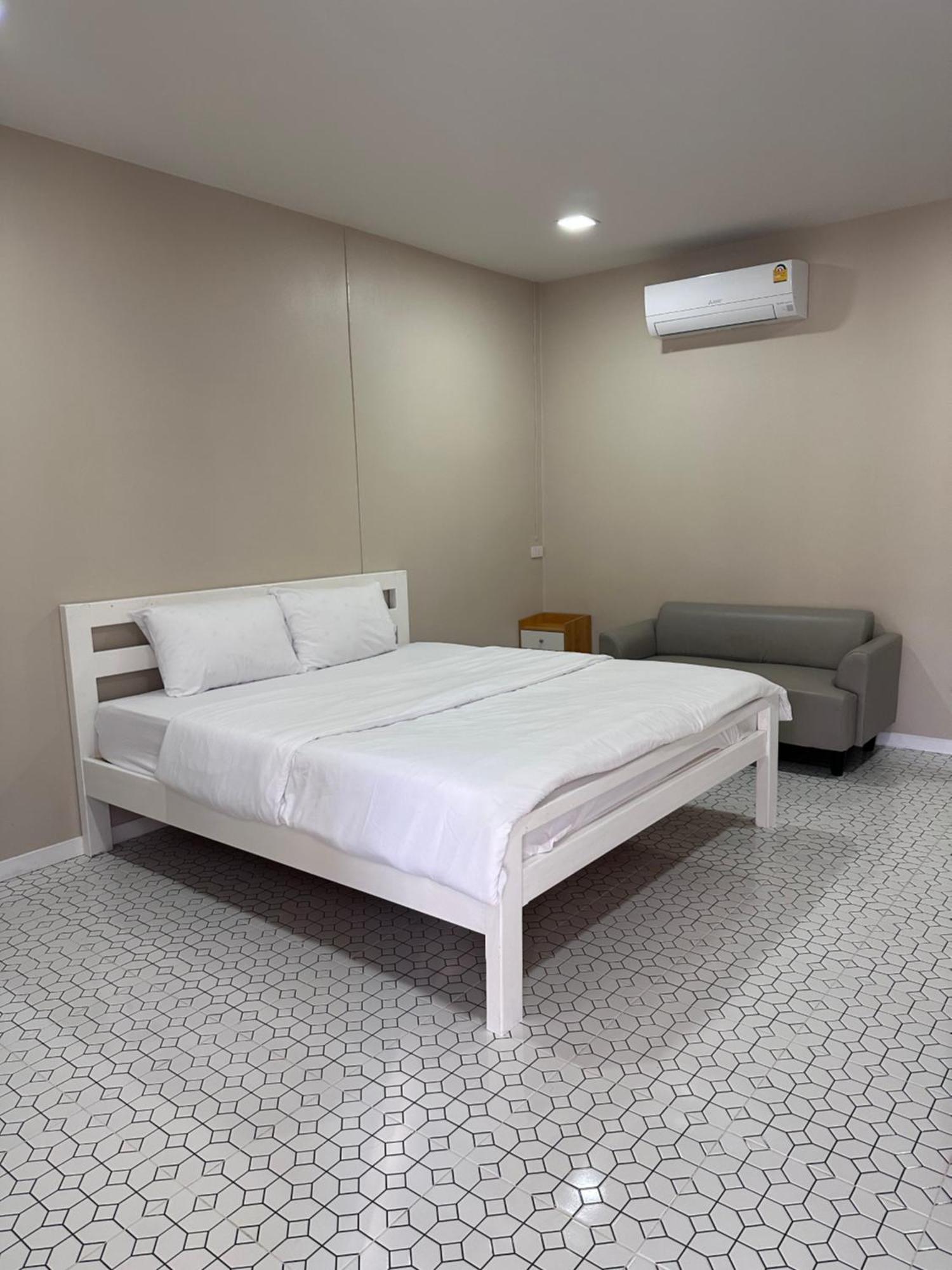 Bed and Breakfast Juni House Chumphon Esterno foto