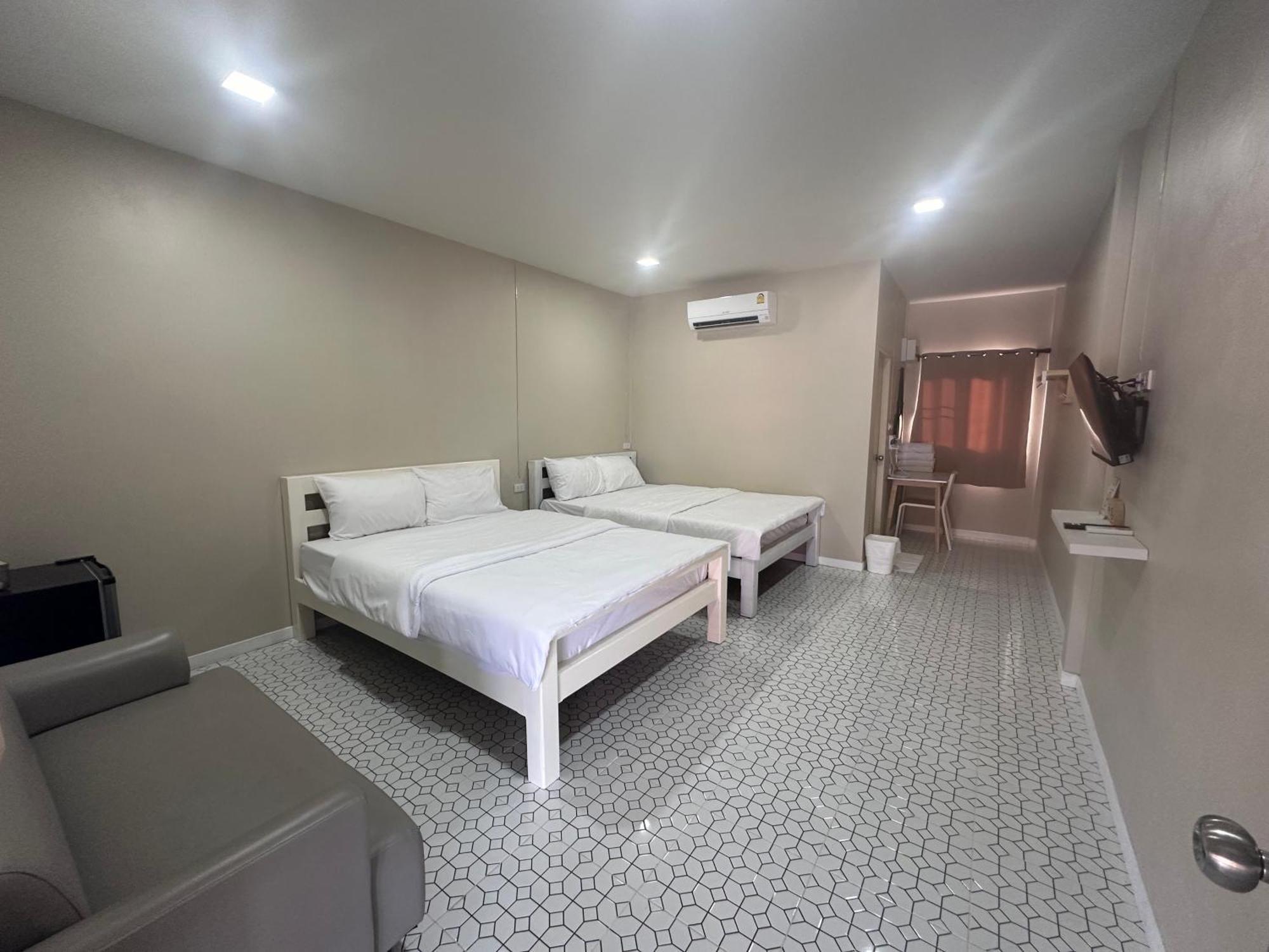 Bed and Breakfast Juni House Chumphon Esterno foto