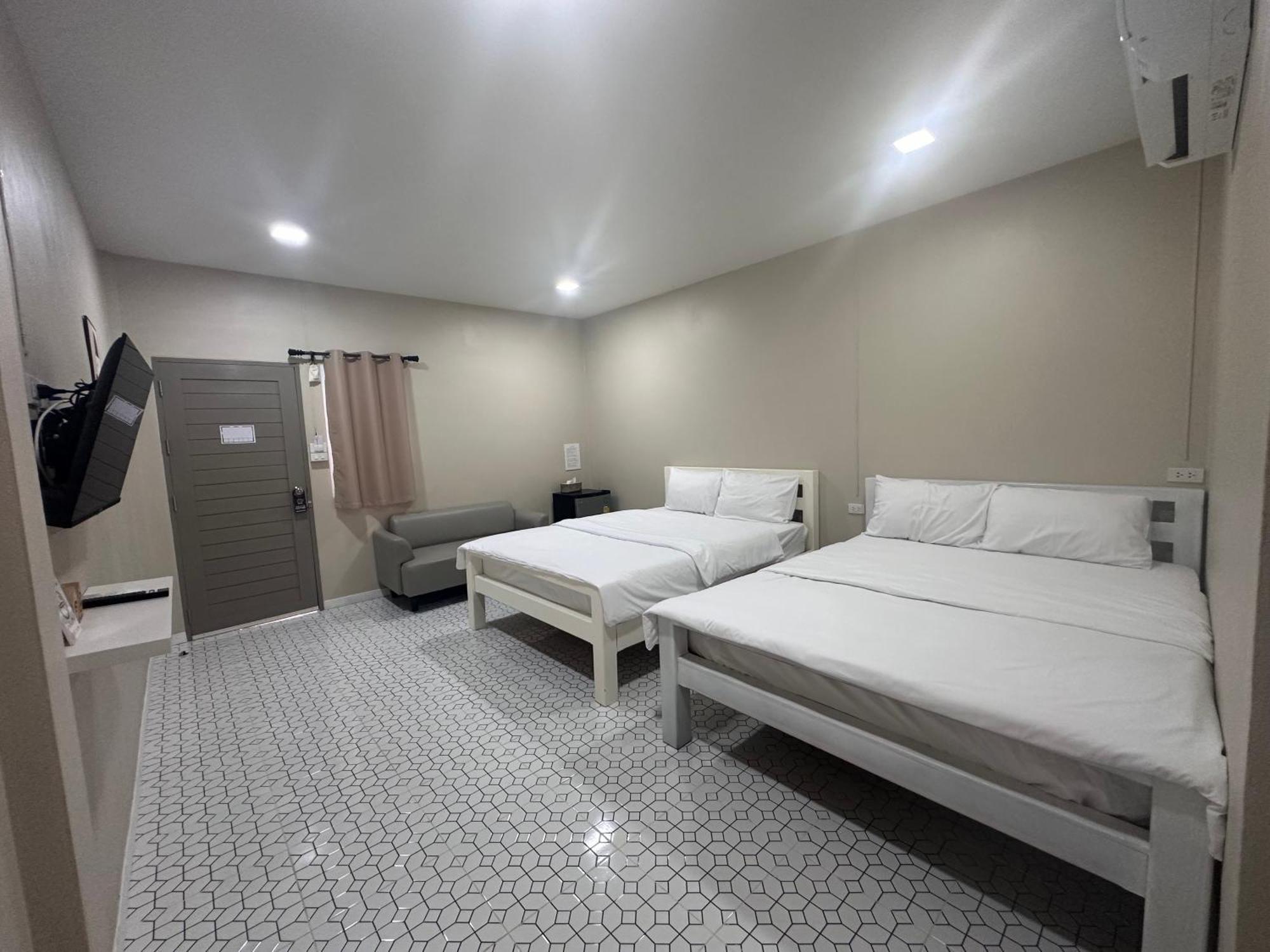 Bed and Breakfast Juni House Chumphon Esterno foto