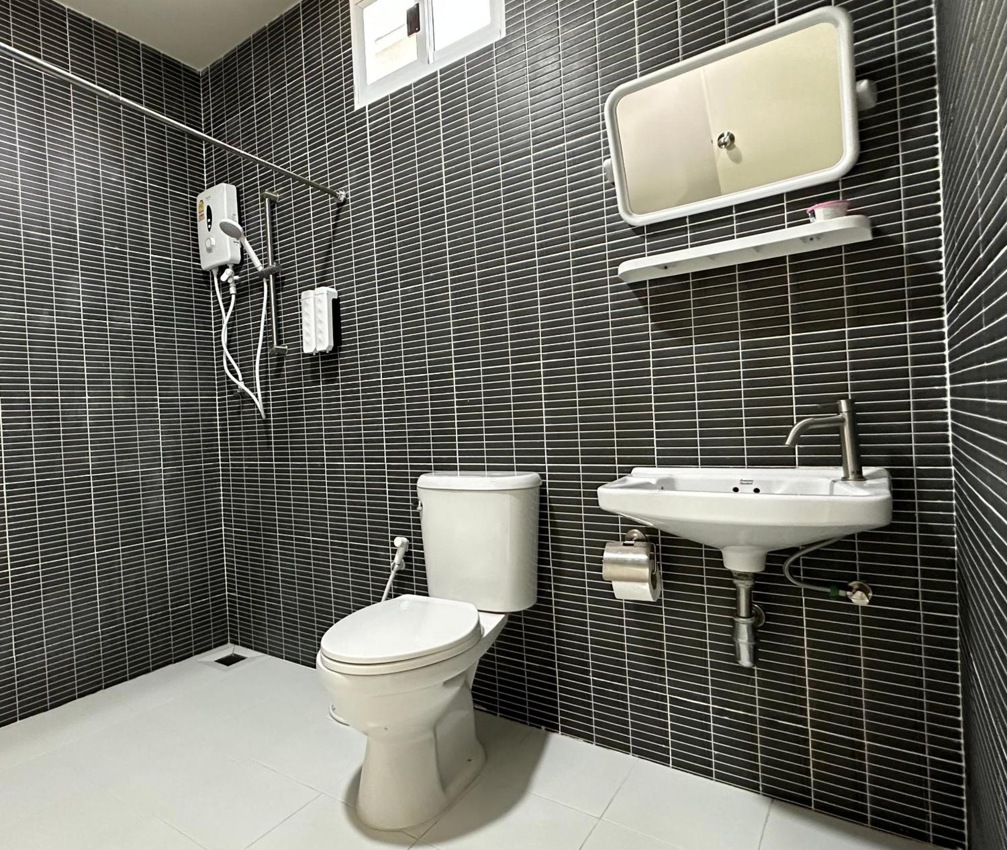 Bed and Breakfast Juni House Chumphon Esterno foto